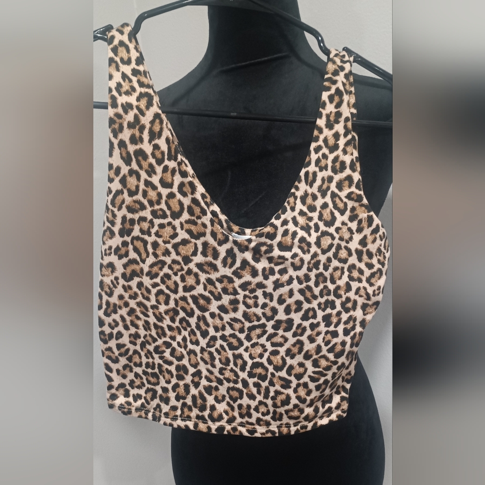 Chic Leopard Print Crop Top